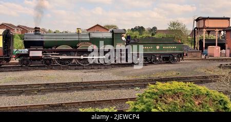 Wiederaufgebaute Dampflokomotive der GWR Saint-Klasse Nr. 2999 Lady of Legend bei der Frühjahrsgala 2022 der Severn Valley Railway. Stockfoto