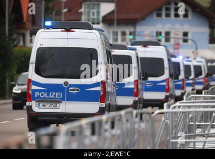 Garmisch Partenkirchen, Deutschland. 28.. Juni 2022. Polizei-Notfahrzeuge fahren hinter Barrieren. Deutschland war Gastgeber des Gipfels G7 auf Schloss Elmau. Quelle: Karl-Josef Hildenbrand/dpa/Alamy Live News Stockfoto