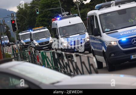 Garmisch Partenkirchen, Deutschland. 28.. Juni 2022. Polizei-Notfahrzeuge fahren hinter Barrieren. Deutschland war Gastgeber des Gipfels G7 auf Schloss Elmau. Quelle: Karl-Josef Hildenbrand/dpa/Alamy Live News Stockfoto