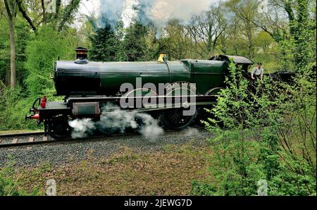 Wiederaufgebaute Dampflokomotive der GWR Saint-Klasse Nr. 2999 Lady of Legend bei der Frühjahrsgala 2022 der Severn Valley Railway. Stockfoto