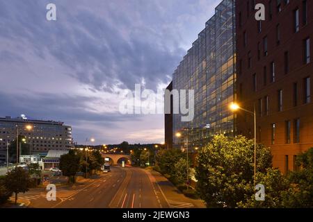 „Danube House“, ein modernes, nachhaltiges Bürogebäude im Karlin-Viertel von Prag, Tschechien. Entworfen von den Architekten Kohn Pedersen Fox. Stockfoto