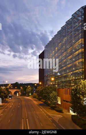 „Danube House“, ein modernes, nachhaltiges Bürogebäude im Karlin-Viertel von Prag, Tschechien. Entworfen von den Architekten Kohn Pedersen Fox. Stockfoto