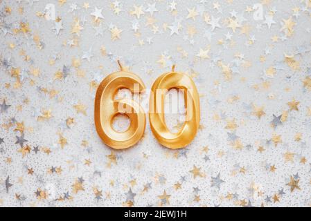 Nummer 60 sechzig goldene Feier Geburtstagskerze auf festlichen Hintergrund. Sechzig Jahre Geburtstag. Konzept der Feier Geburtstag, Jubiläum, wichtiges Datum, Feiertag Stockfoto