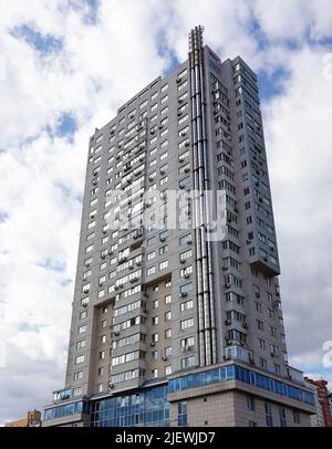 Kiew, Ukraine 6. April 2021: Neubau mit Rohren an der Fassade in der Stadt Kiew am linken Ufer Stockfoto