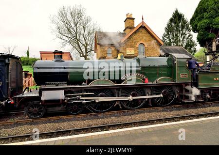 Wiederaufgebaute Dampflokomotive der GWR Saint-Klasse Nr. 2999 Lady of Legend bei der Frühjahrsgala 2022 der Severn Valley Railway. Stockfoto