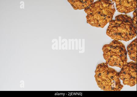 Hausgemachte Haferflockenkeks auf weißem Hintergrund, Draufsicht. Leckeres süßes Frühstück, gesundes Essen. Cookie-Hintergrund. Stockfoto