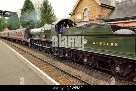 Wiederaufgebaute Dampflokomotive der GWR Saint-Klasse Nr. 2999 Lady of Legend bei der Frühjahrsgala 2022 der Severn Valley Railway. Stockfoto