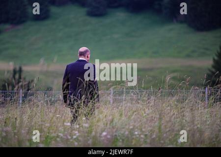 Elmau, Deutschland. 28.. Juni 2022. Bundeskanzler Olaf Scholz (SPD) verlässt am Ende des G-7-Gipfels auf Schloss Elmau eine Pressekonferenz. Quelle: Michael Kappeler/dpa/Alamy Live News Stockfoto