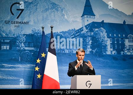 Elmau, Deutschland. 28.. Juni 2022. Der französische Präsident Emmanuel Macron spricht während einer Abschlusspressekonferenz zum G-7-Gipfel auf Schloss Elmau. Quelle: Sven Hoppe/dpa/Alamy Live News Stockfoto