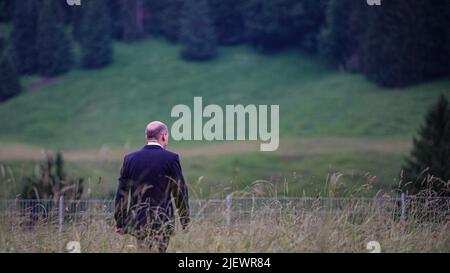 Elmau, Deutschland. 28.. Juni 2022. Bundeskanzler Olaf Scholz (SPD) verlässt am Ende des G-7-Gipfels auf Schloss Elmau eine Pressekonferenz. Quelle: Michael Kappeler/dpa/Alamy Live News Stockfoto