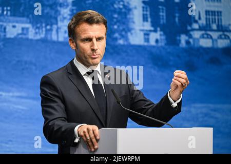 Elmau, Deutschland. 28.. Juni 2022. Der französische Präsident Emmanuel Macron spricht während einer Abschlusspressekonferenz zum G-7-Gipfel auf Schloss Elmau. Quelle: Sven Hoppe/dpa/Alamy Live News Stockfoto