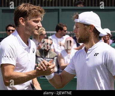 Wimbledon, Großbritannien, 28. Juni 2022. Der Belgier David Goffin und der moldawische Radu Albot geben sich nach ihrem ersten Spiel im Einzel-Turnier der Männer beim Wimbledon Grand Slam-Tennisturnier 2022 im All England Tennis Club, im Südwesten Londons, Großbritannien, Dienstag, den 28. Juni 2022, die Hände. BELGA FOTO BENOIT DOPPAGNE Stockfoto