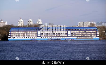 Kiew, Ukraine 13. März 2020: Gebäude auf dem Wasser mit seinem Pier in der Stadt Kiew Stockfoto