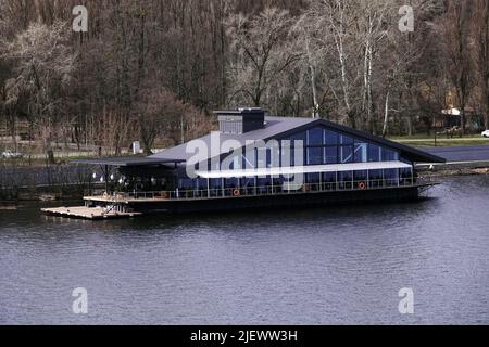 Kiew, Ukraine 13. März 2020: Restaurants, die auf dem Wasser schwebten, vertäuten an der Küste. Stockfoto