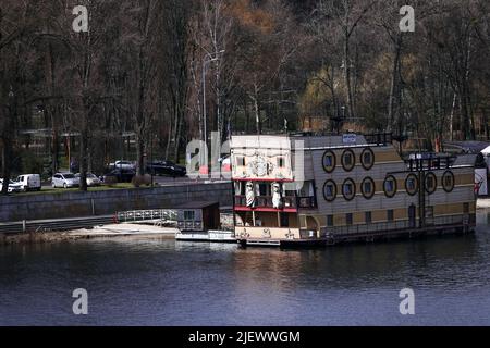 Kiew, Ukraine 13. März 2020: Restaurants, die auf dem Wasser schwebten, vertäuten an der Küste. Stockfoto