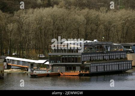 Kiew, Ukraine 13. März 2020: Restaurants, die auf dem Wasser schwebten, vertäuten an der Küste. Stockfoto