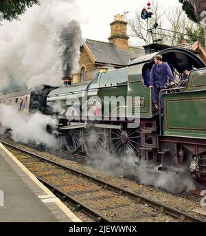 Wiederaufgebaute Dampflokomotive der GWR Saint-Klasse Nr. 2999 Lady of Legend bei der Frühjahrsgala 2022 der Severn Valley Railway. Stockfoto