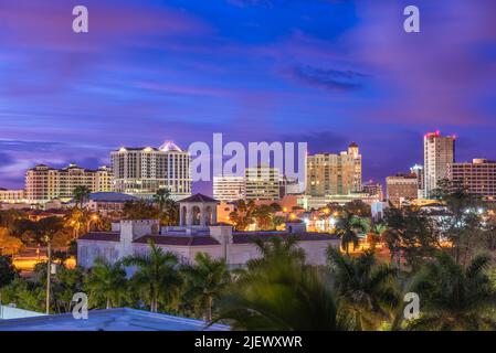 Die Skyline der Innenstadt von Orlando, Florida, USA, in der Dämmerung. Stockfoto