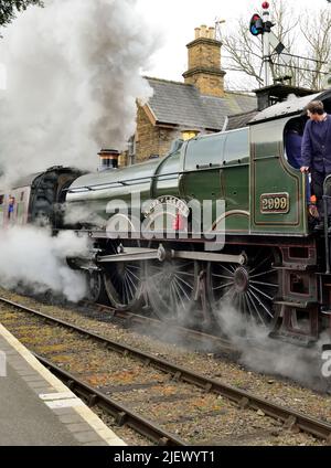 Wiederaufgebaute Dampflokomotive der GWR Saint-Klasse Nr. 2999 Lady of Legend bei der Frühjahrsgala 2022 der Severn Valley Railway. Stockfoto