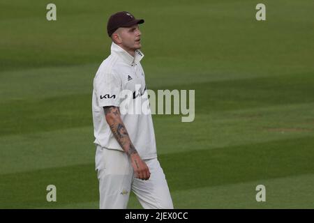 LONDON, GROSSBRITANNIEN. JUN 28. Conor McKerr von Surrey während des LV= County Championship Division 1-Spiels zwischen Surrey und Kent am Dienstag, dem 28.. Juni 2022 im Kia, Oval, London. (Kredit: Robert Smith | MI News) Kredit: MI Nachrichten & Sport /Alamy Live News Stockfoto