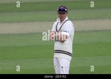 LONDON, GROSSBRITANNIEN. JUN 28. Sam Curran von Surrey während des LV= County Championship Division 1-Spiels zwischen Surrey und Kent am Dienstag, dem 28.. Juni 2022, im Kia, Oval, London. (Kredit: Robert Smith | MI News) Kredit: MI Nachrichten & Sport /Alamy Live News Stockfoto