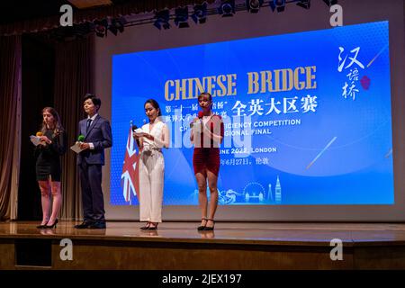 London, Großbritannien. 27.. Juni 2022. Das am 27. Juni 2022 aufgenommene Foto zeigt das regionale Finale des chinesischen Proficiency-Wettbewerbs „Chinese Bridge“ 21. in London, Großbritannien. Studenten aus dem ganzen Vereinigten Königreich (Großbritannien) zeigten ihre Beherrschung der chinesischen Sprache durch Reden und kulturelle Darbietungen beim regionalen Finale des chinesischen Proficiency-Wettbewerbs „Chinese Bridge“ 21., der am Montag im University College London stattfand. Quelle: Stephen Chung/Xinhua/Alamy Live News Stockfoto