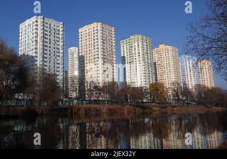 Kiew, Ukraine 13. November 2021: Neue Hochhäuser in der Nähe des Teiches in der Stadt Kiew Stockfoto