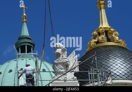 Potsdam, Deutschland. 28.. Juni 2022. Die Figur "Helmet Wing Trophy" wird auf dem Fortuna-Portal des landtags platziert. Quelle: Jens Kalaene/dpa/Alamy Live News Stockfoto