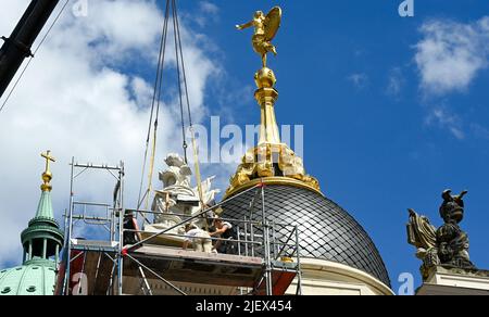 Potsdam, Deutschland. 28.. Juni 2022. Die Figur 'Helmet Wing Trophy' wird auf dem Fortuna-Portal des Landtags platziert. Quelle: Jens Kalaene/dpa/Alamy Live News Stockfoto