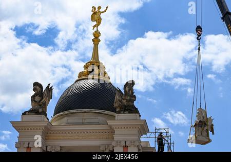 Potsdam, Deutschland. 28.. Juni 2022. Die Figur 'Helmet Wing Trophy' wird mit einem Kran auf dem Fortuna-Portal des landtags aufgestellt. Quelle: Jens Kalaene/dpa/Alamy Live News Stockfoto