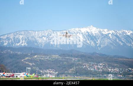 Sotschi, Russland - 22. April 2022: Azimuth Airlines, Sukhoi SuperJet 100-95B Stockfoto