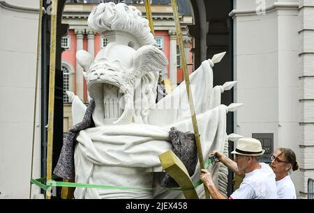 Potsdam, Deutschland. 28.. Juni 2022. Die Figur "Helmet Wing Trophy" ist am Boden befestigt, so dass sie auf dem Fortuna-Portal des landtags platziert werden kann. Quelle: Jens Kalaene/dpa/Alamy Live News Stockfoto