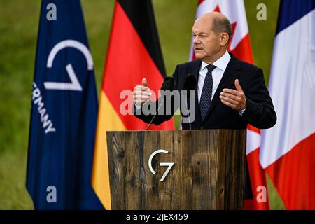 Elmau, Deutschland. 28.. Juni 2022. Bundeskanzler Olaf Scholz (SPD) spricht auf einer Pressekonferenz zum Abschluss des G-7-Gipfels auf Schloss Elmau. Kredit: Peter Kneffel/dpa/Alamy Live Nachrichten Stockfoto