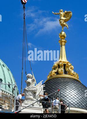 Potsdam, Deutschland. 28.. Juni 2022. Die Figur "Helmet Wing Trophy" wird auf dem Fortuna-Portal des landtags platziert. Quelle: Jens Kalaene/dpa/Alamy Live News Stockfoto