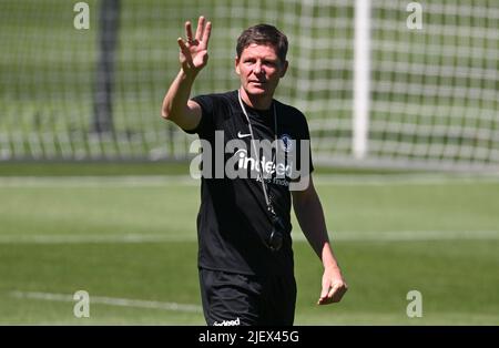 28. Juni 2022, Hessen, Frankfurt/Main: Cheftrainer Oliver Glasner gibt Instruktionen beim Trainingsauftakt der Eintracht Frankfurt im Frankfurter Stadion. Foto: Arne Dedert/dpa Stockfoto