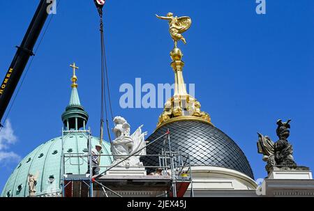 Potsdam, Deutschland. 28.. Juni 2022. Die Figur 'Helmet Wing Trophy' wird auf dem Fortuna-Portal des Landtags platziert. Quelle: Jens Kalaene/dpa/Alamy Live News Stockfoto