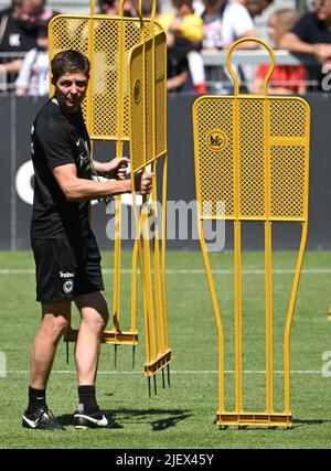 28. Juni 2022, Hessen, Frankfurt/Main: Cheftrainer Oliver Glasner trägt beim Trainingsauftakt der Eintracht Frankfurt im Frankfurter Stadion Trainingsdumpen. Foto: Arne Dedert/dpa Stockfoto