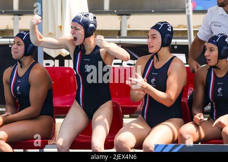 BUDAPEST, UNGARN - 28. JUNI: Kehena Benlekbir aus Frankreich, Gabrielle Fitaire aus Frankreich, Camelia Bouloubachi aus Frankreich während der FINA World Championships Budapest 2022 Quarter final match Italy gegen France am 28. Juni 2022 in Budapest, Ungarn (Foto: Albert ten Hove/Orange Picts) Stockfoto