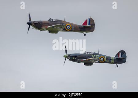 Hawker, der im Rahmen der Shuttleworth Evening Airshow am 18.. Juni 2022 fliegende, Hawker, der R4118. Mk IIb ‘BE505’ und Hawker, der Mk1. ‘’ Stockfoto