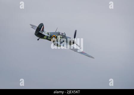 Hawker-2-Sitz-Hawker-Flug Mk IIb ‘BE505’ bei der Shuttleworth Evening Airshow am 18.. Juni 2022 Stockfoto
