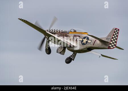 P51 Mustang ‘Entgegner Mary’ (G-TFSI) nimmt vom Old Warden Aerodrome ab, um am 18.. Juni 2022 auf der Shuttleworth Evening Airshow aufzutreten Stockfoto