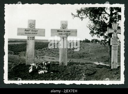 Europa, Ukraine, bei Tamarowka, im 2. Weltkrieg, Gräber gefallener deutscher Soldaten , fotografiert von dem Pionier Bruno Feltz . / Europa, Ukraine, in der Nähe von Tamarowka, im 2. Weltkrieg, Gräber gefallener deutscher Soldaten, Fotograf: Pionier Bruno Feltz. Stockfoto