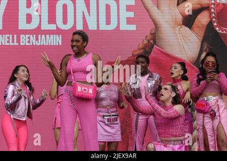 Die Besetzung des Musicals Legal Blonde im West End Live auf dem Trafalgar Square 2022. Stockfoto