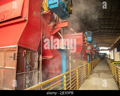 Verarbeitung von Zuckerrohr in der Mühle Stockfoto
