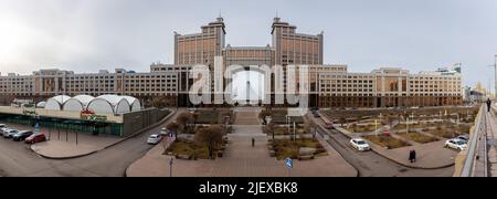 Nur Sultan (Astana), Kasachstan, 11.11.21. Panorama-Skyline von nur Sultan (Astana) mit monumentalem Stadttor, Khan Shatyr Entertainment Center Stockfoto