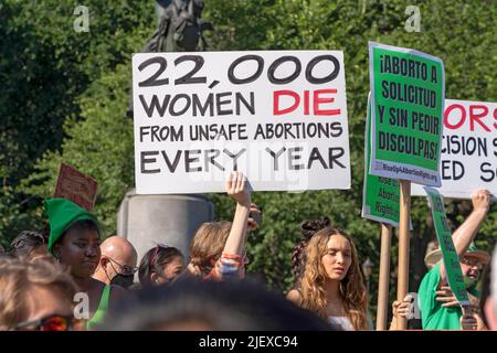 New York, Usa. 24.. Juni 2022. Eine Frau hält ein Schild mit der Aufschrift „22.000 Frauen sterben jedes Jahr an unsicheren Abtreibungen“, als sich Menschen am Union Square versammeln, um gegen die Entscheidung des Obersten Gerichtshofs im Fall Dobbs gegen Jackson für Frauengesundheit am 24. Juni 2022 im Stadtteil Manhattan von New York City zu protestieren. Mit der Entscheidung des Gerichtshofs im Frauengesundheitssache Dobbs / Jackson wird der bahnbrechende 50-jährige Fall Roe / Wade umgestolbt, wodurch das Bundesrecht auf Abtreibung beseitigt wird. (Foto von Ron Adar/SOPA Images/Sipa USA) Quelle: SIPA USA/Alamy Live News Stockfoto