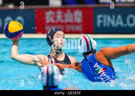 BUDAPEST, UNGARN - 28. JUNI: Kehena Benlekbir aus Frankreich, Sofia Giustini aus Italien während der Finalspiele der FINA World Championships Budapest 2022 Quarter Final Match Italy gegen France am 28. Juni 2022 in Budapest, Ungarn (Foto: Albert ten Hove/Orange Picts) Stockfoto