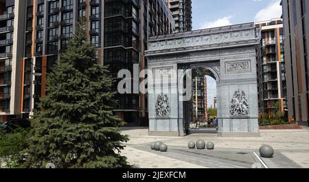 Kiew, Ukraine 1. Mai 2021: Neues Stadtviertel im Stadtteil Pechersky der Stadt Kiew mit einem Denkmal, das als Triumphbogen in Paris stilisiert wurde Stockfoto