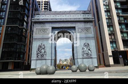 Kiew, Ukraine 1. Mai 2021: Neues Stadtviertel im Stadtteil Pechersky der Stadt Kiew mit einem Denkmal, das als Triumphbogen in Paris stilisiert wurde Stockfoto