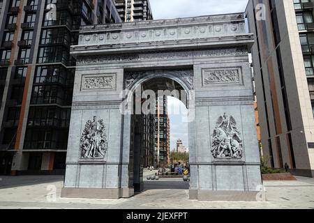 Kiew, Ukraine 1. Mai 2021: Neues Stadtviertel im Stadtteil Pechersky der Stadt Kiew mit einem Denkmal, das als Triumphbogen in Paris stilisiert wurde Stockfoto